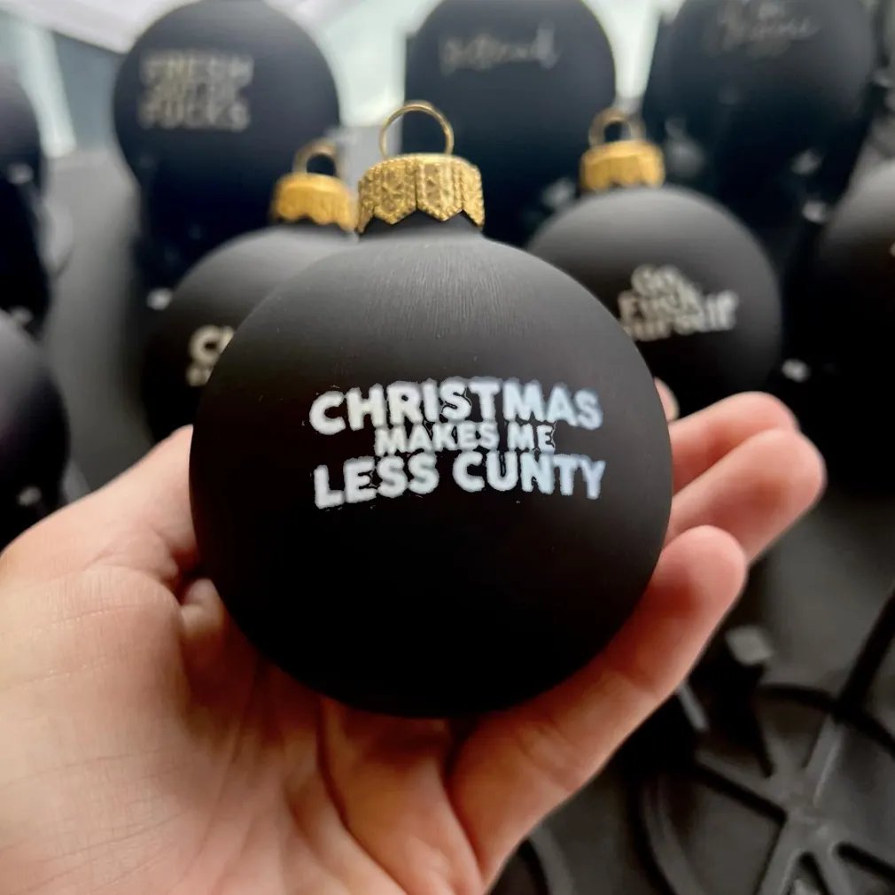 🤣 Funny Christmas Ornament - Humorous Design for Tree Decoration, Perfect Gift for Family Gatherings 🎁📦