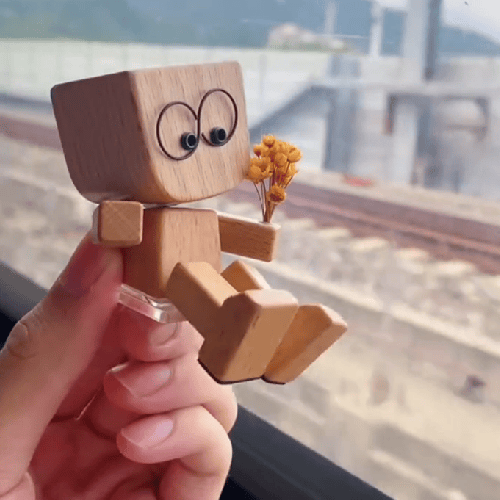 🔥Charming Little Swaying Wooden Figure & 12PCS Magnetic Expressions