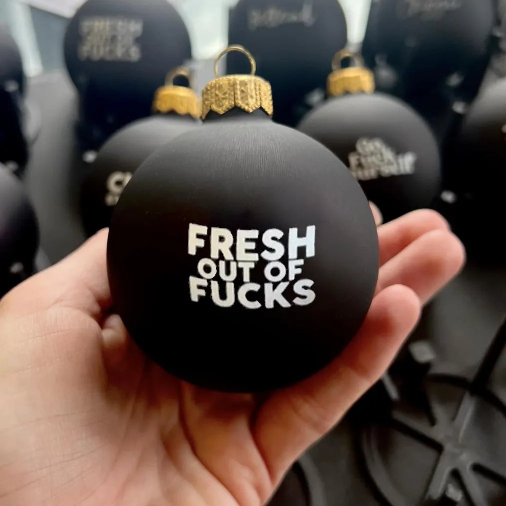 🤣 Funny Christmas Ornament - Humorous Design for Tree Decoration, Perfect Gift for Family Gatherings 🎁📦