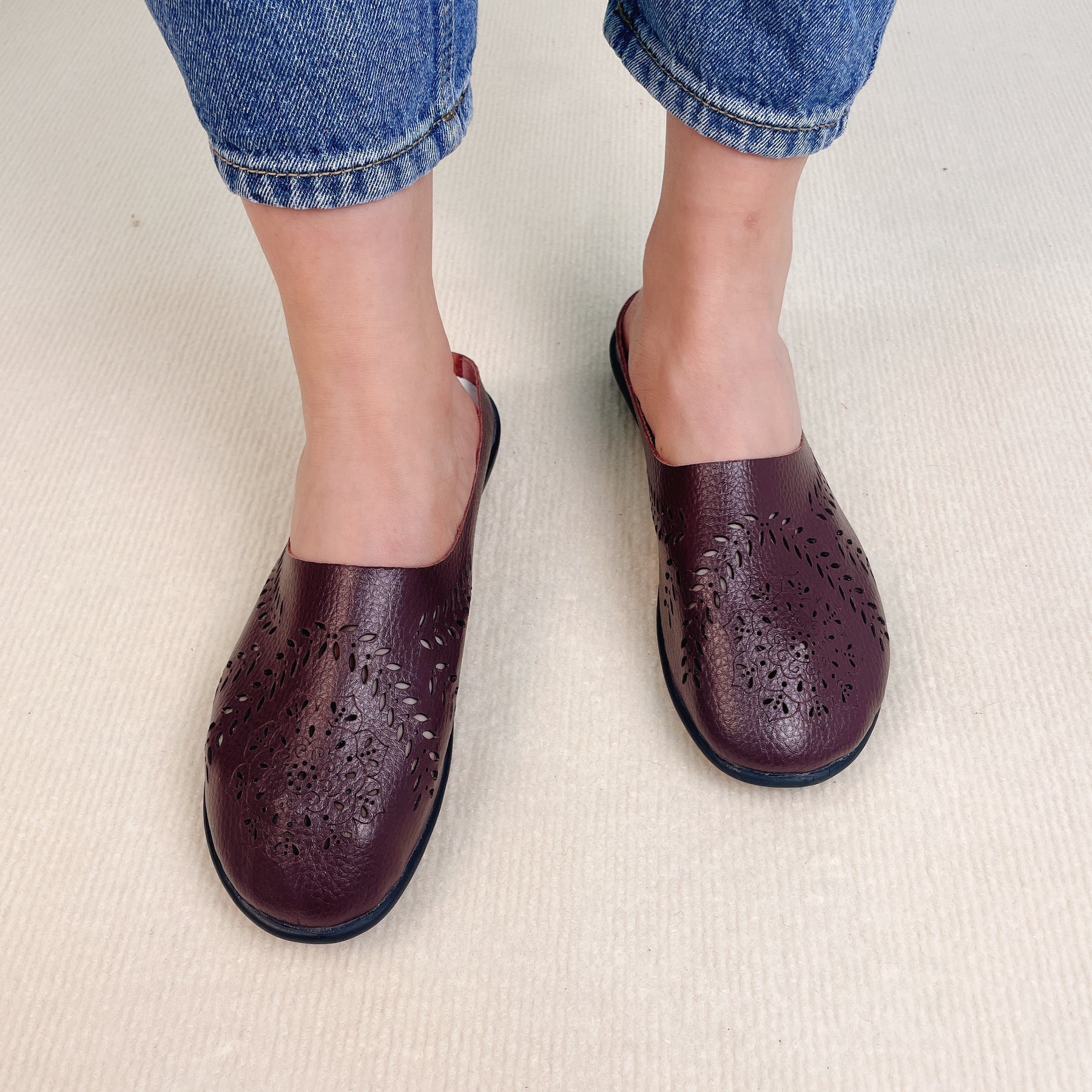 Loose-fitting slippers with a floral cutout, suitable for all foot types
