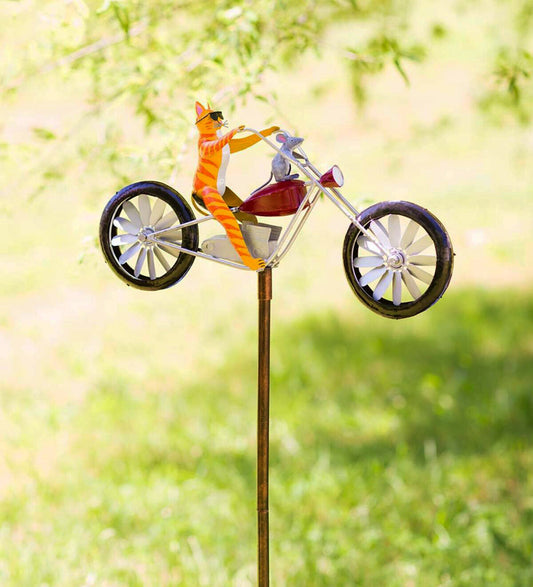 Un Molino de Viento Metálico en Forma de Bicicleta Vintage